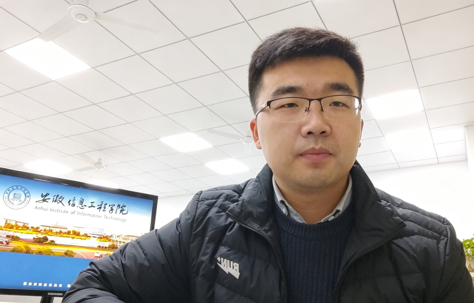 黄永跃-工作照.png 黄永跃-工作照.png